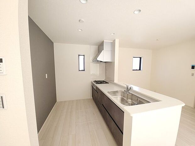 安全センサー搭載のSIセンサーコンロ、拭くだけキレイのステンレス製。キズが目立たないエンボス加工です。（同社施工例）