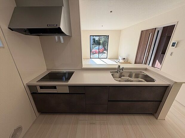 安全センサー搭載のSIセンサーコンロ、拭くだけキレイのステンレス製。キズが目立たないエンボス加工です。