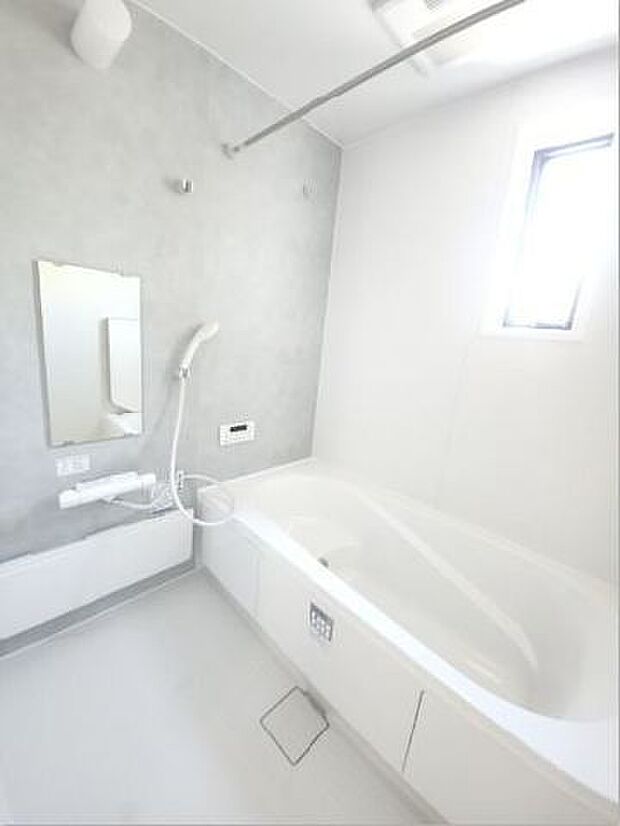 一坪サイズのゆとりのバスルームです。節水にも効果を発揮するエコベンチ浴槽を採用しました。洗い場の床は水はけの良い仕様です。暖房換気乾燥機も設置あり。（同社施工例）