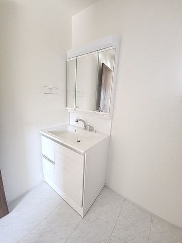 ボトル類や小物もサイドに収納でスッキリ、ワンタッチで切り替えOKのシャワーヘッドで便利です。（同社施工例）