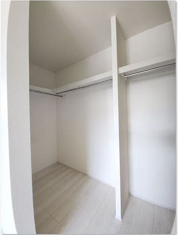 すべての洋室には、たっぷり収納できる大型クローゼットが設置してあります。（同社施工例）