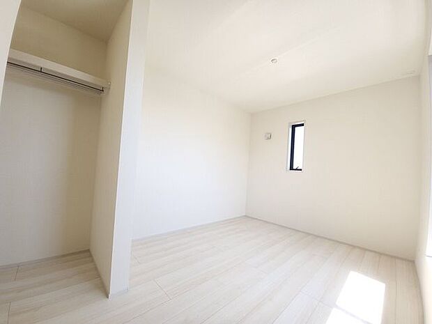 すべての洋室には、たっぷり収納できる大型クローゼットが設置してあります。（同社施工例）