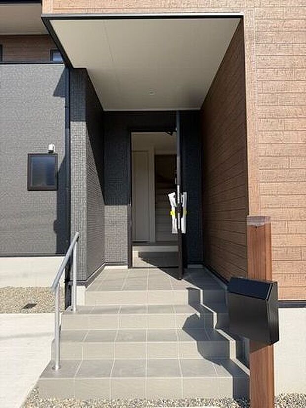 オシャレなエントランスでお客様をお迎えできます。ポスト・インターホンが設置してあります。