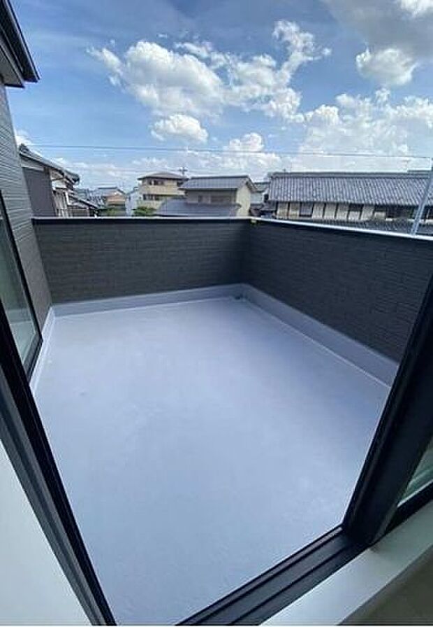 採光に優れた南向きバルコニーです。晴れた日には洗たく物がよく乾きます。（同社施工例）