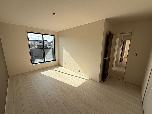 2階洋室です。窓は遮熱断熱の複層ガラスを使用。断熱性能に優れ、夏の暑さや冬の寒さをやわらげます。