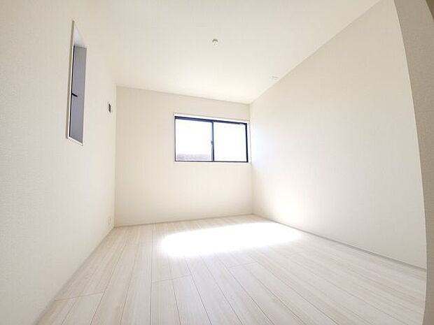 サッシは、Low-E複層ガラスを標準採用しており、断熱効果を高めます。（同社施工例）