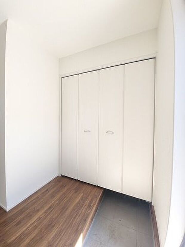 玄関回りをたっぷり収納できる収納スペース。（同社施工例）