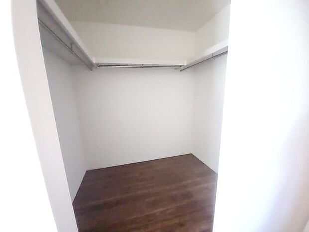 ウォーキングクローゼットつき！大容量の収納スペース。（同社施工例）