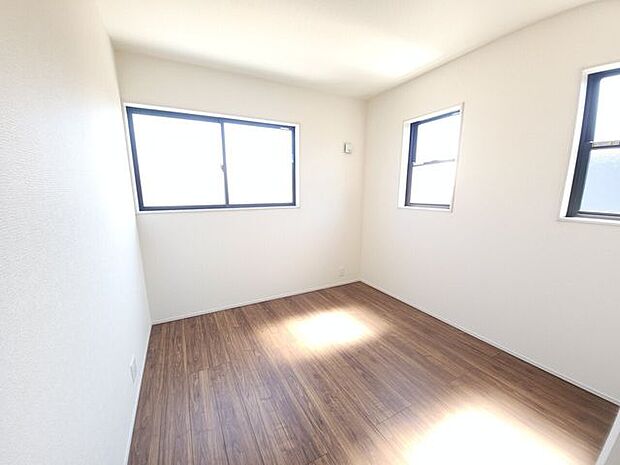 窓は遮熱断熱の複層ガラスを使用。断熱性能に優れ、夏の暑さや冬の寒さをやわらげます。（同社施工例）