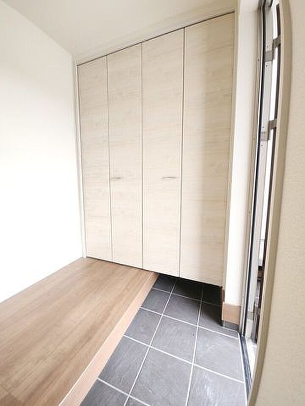 玄関回りをたっぷり収納できる収納スペース。（同社施工例）
