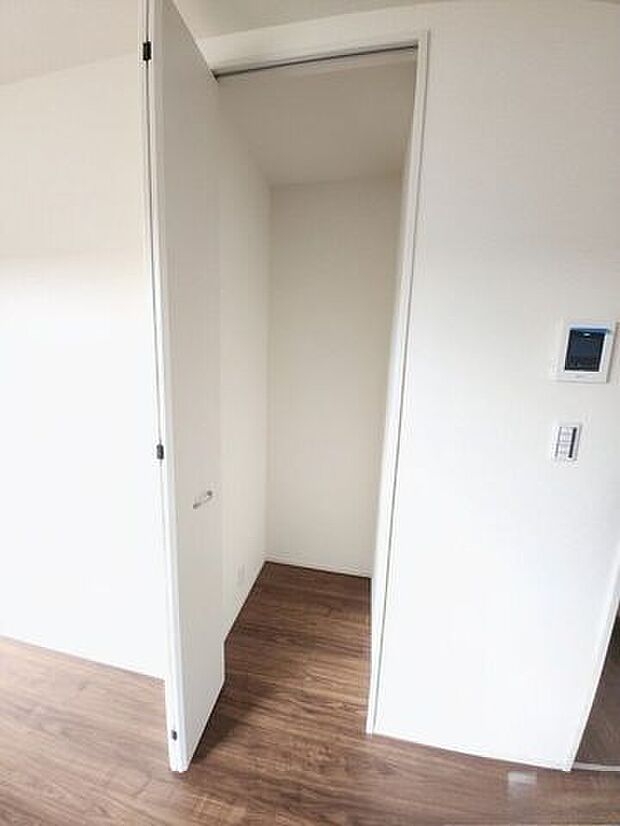 すべての洋室には、たっぷり収納できるクローゼットが設置してあります。（同社施工例）