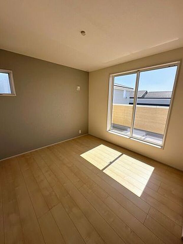 窓は遮熱断熱の複層ガラスを使用。断熱性能に優れ、夏の暑さや冬の寒さをやわらげます。