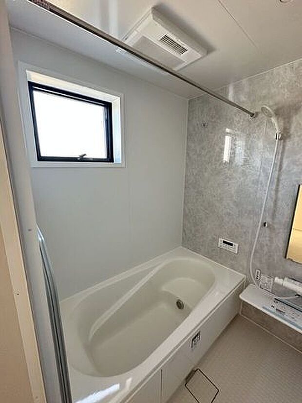 ゆったり入れる浴槽や、一坪サイズのゆとりの空間で床面に細かな排水溝を加工してあることで、乾きやすく、滑りにくく、汚れにくい仕様になっており、浴室換気乾燥暖房機も設置あり。