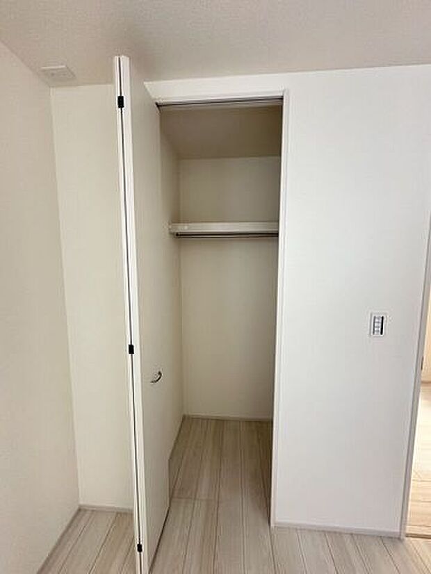 すべての洋室には、たっぷり収納できるクローゼットが設置してあります。