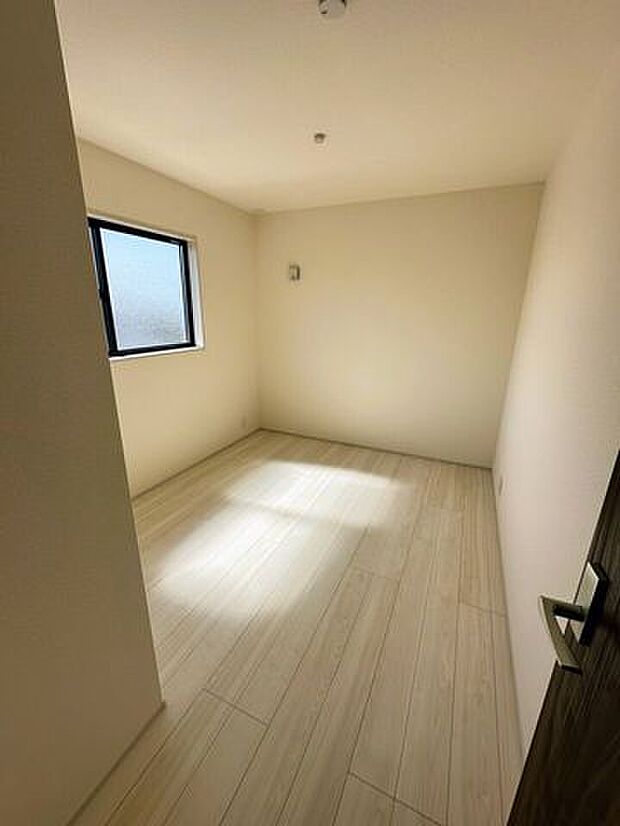 窓は遮熱断熱の複層ガラスを使用。断熱性能に優れ、夏の暑さや冬の寒さをやわらげます。