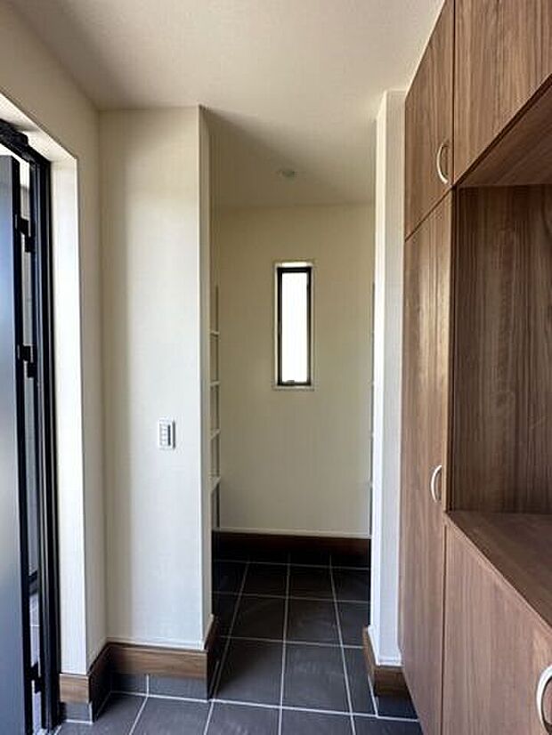 玄関回りをたっぷり収納できる収納スペース。