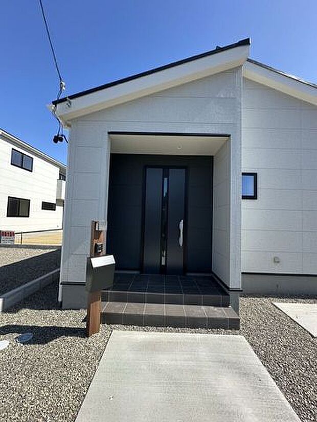 オシャレなエントランスでお客様をお迎えできます。ポスト・インターホンが設置してあります。