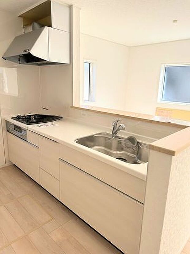 安全センサー搭載のSIセンサーコンロ、拭くだけキレイのステンレス製。キズが目立たないエンボス加工です。