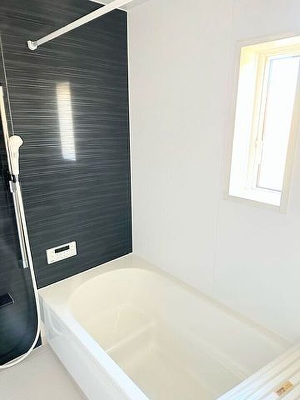 一坪サイズのゆとりのバスルームです。節水にも効果を発揮するエコベンチ浴槽を採用しました。洗い場の床は水はけの良い仕様です。暖房換気乾燥機も設置あり。