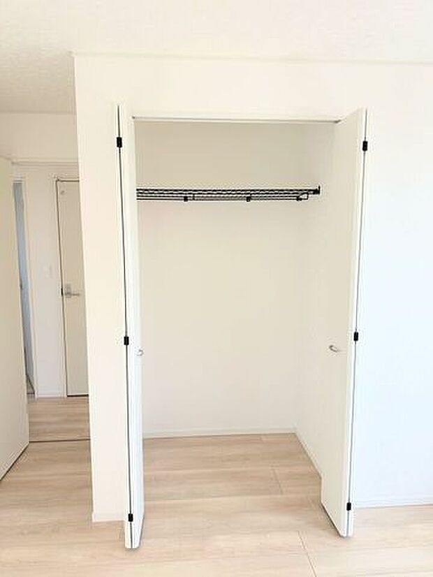 すべての洋室には、たっぷり収納できる大型クローゼットが設置してあります。