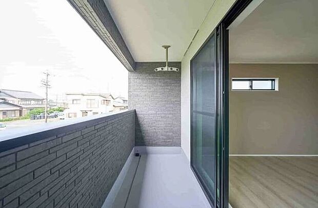 採光に優れた南向きバルコニーです。晴れた日には洗たく物がよく乾きます。