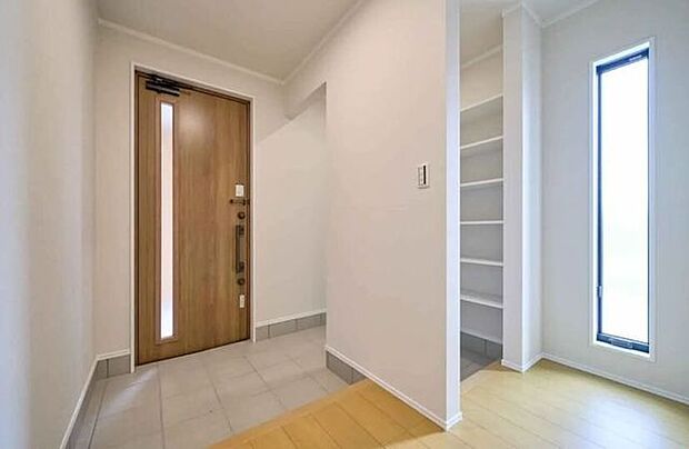 玄関回りをたっぷり収納できる収納スペース。