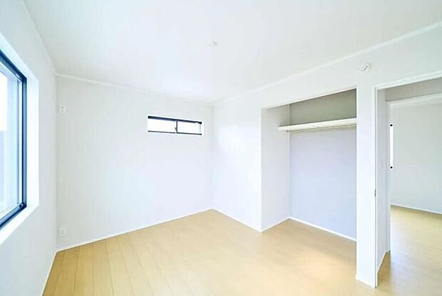 窓は遮熱断熱の複層ガラスを使用。断熱性能に優れ、夏の暑さや冬の寒さをやわらげます。