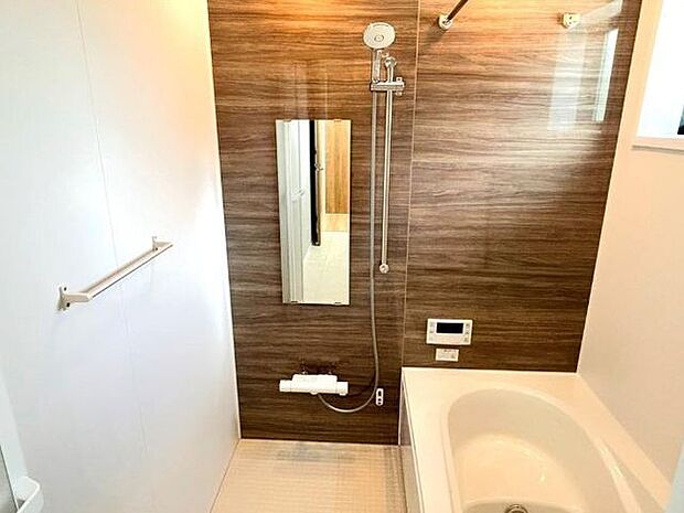 浴室はハウステック製の新品のユニットバスに交換します。足を伸ばせる1坪サイズの広々とした浴槽で、1日の疲れをゆっくり癒すことができますよ。