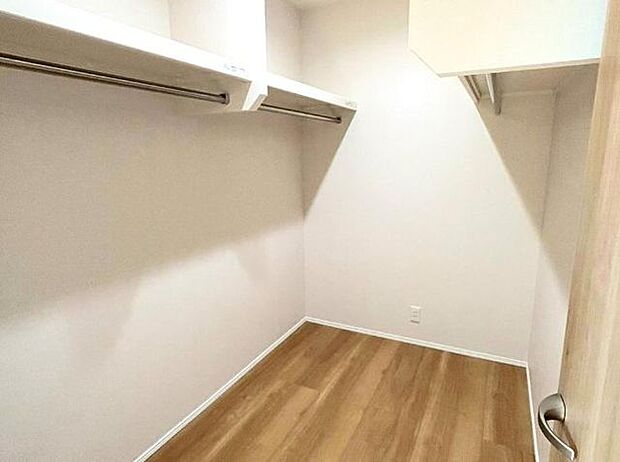 衣服はたたまずに収納でき、家事の手間が省けるウォークインクローゼット。