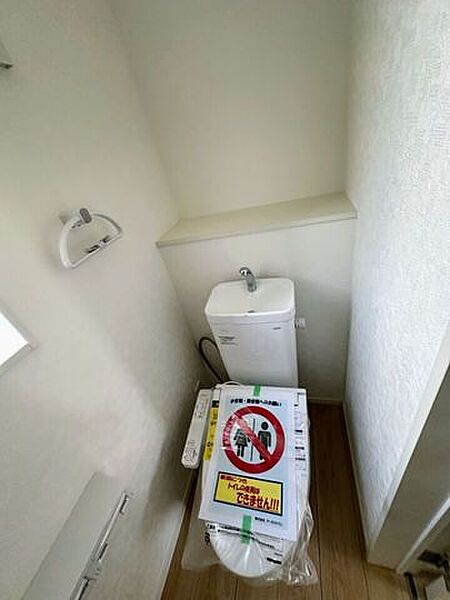 2階トイレです。ふたオート開閉機能、トルネード洗浄なので、少ない水でも前方の返し部分から後方部までしっかり洗浄。