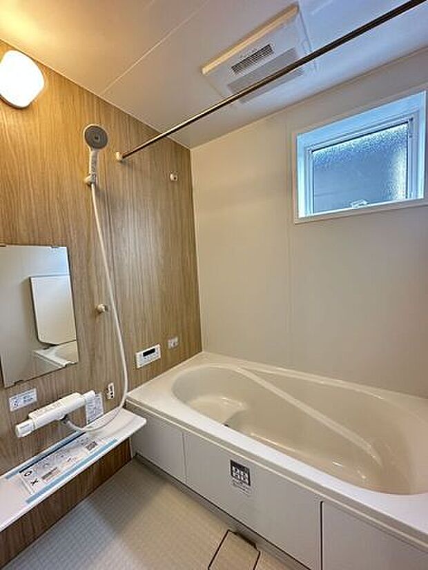 ゆったり入れる浴槽や、一坪サイズのゆとりの空間で床面に細かな排水溝を加工してあることで、乾きやすく、滑りにくく、汚れにくい仕様になっており、浴室換気乾燥暖房機も設置あり。(同社施工例)