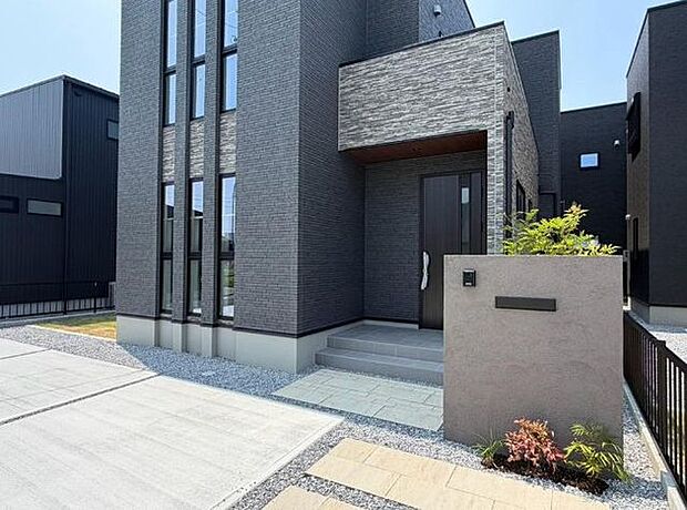 駐車場はお車をゆったり2台とめることができるスペースを確保してあります。
