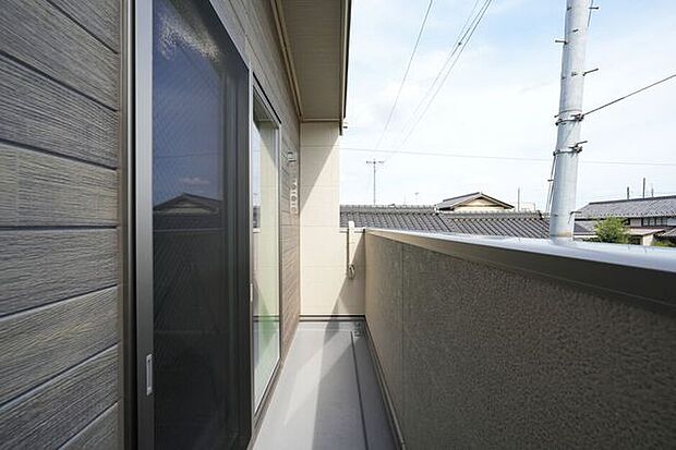 採光に優れた南向きバルコニーです。晴れた日には洗たく物がよく乾きます。