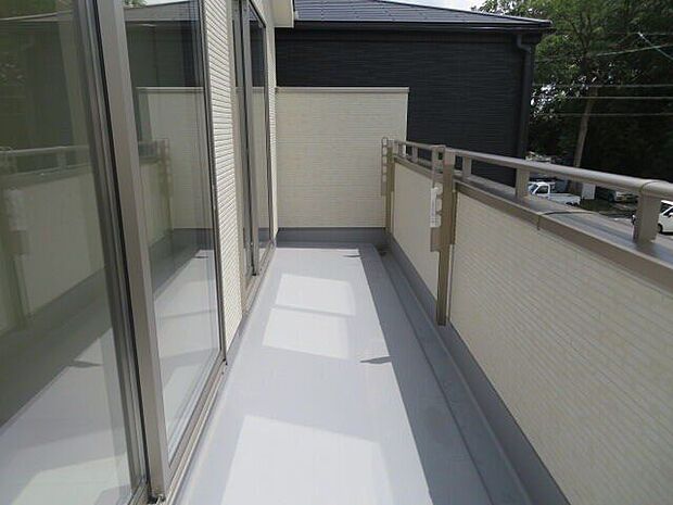 採光に優れた南向きバルコニーです。晴れた日には洗たく物がよく乾きます。(施工例)