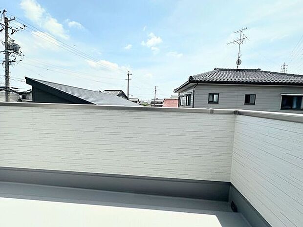 採光に優れた南向きインナーバルコニーです。晴れた日には洗たく物がよく乾きます。(施工例)