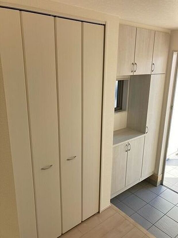 玄関回りをたっぷり収納できる収納スペース。(同社施工例)