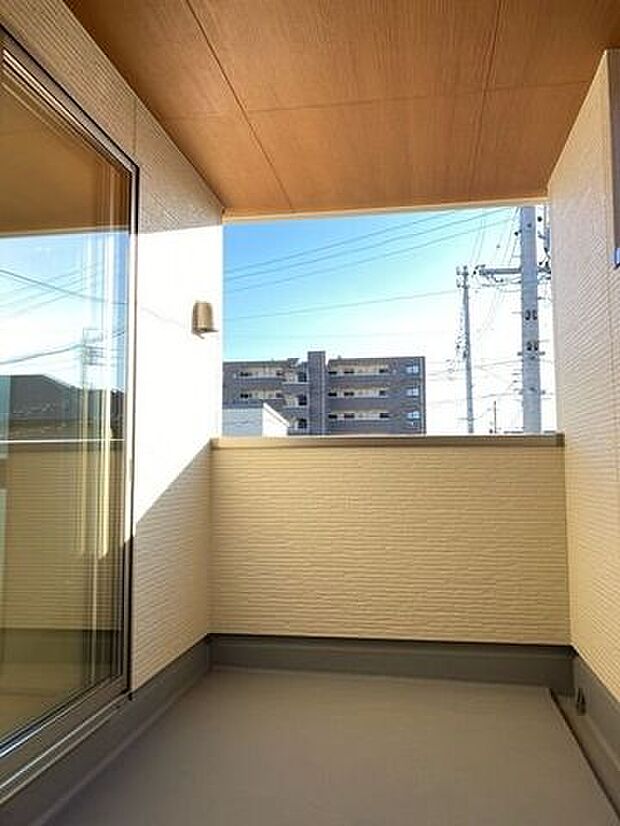 採光に優れたインナーバルコニーです。晴れた日には洗たく物がよく乾きます。（同社施工例）