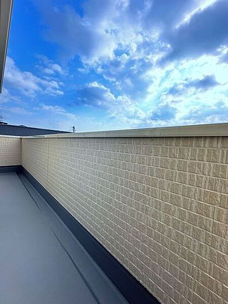採光に優れた南向きバルコニーです。晴れた日には洗たく物がよく乾きます。（同社施工例）