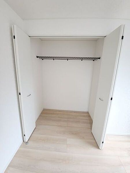すべての洋室には、たっぷり収納できる大型クローゼットが設置してあります。（同社施工例）