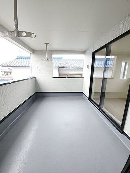 採光に優れた南向きバルコニーです。晴れた日には洗たく物がよく乾きます。（同社施工例）