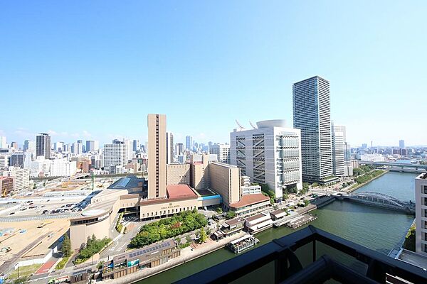 バルコニーからの眺望。目の前に堂島川を望む景色と開放感は一見の価値あり♪高層階の為、カーテンを開けたままでも気にならない開放感があります♪