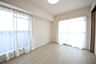室内：角部屋ならではの２面採光の洋室です！
