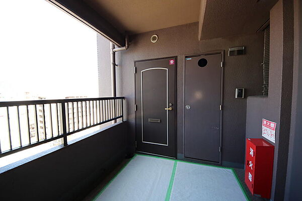４面からの採光で、独立した住戸です。廊下に部屋が面することなくプライベートもしっかり保たれます♪エレベーターもすぐ前にあり、すぐ玄関への移動ができます♪