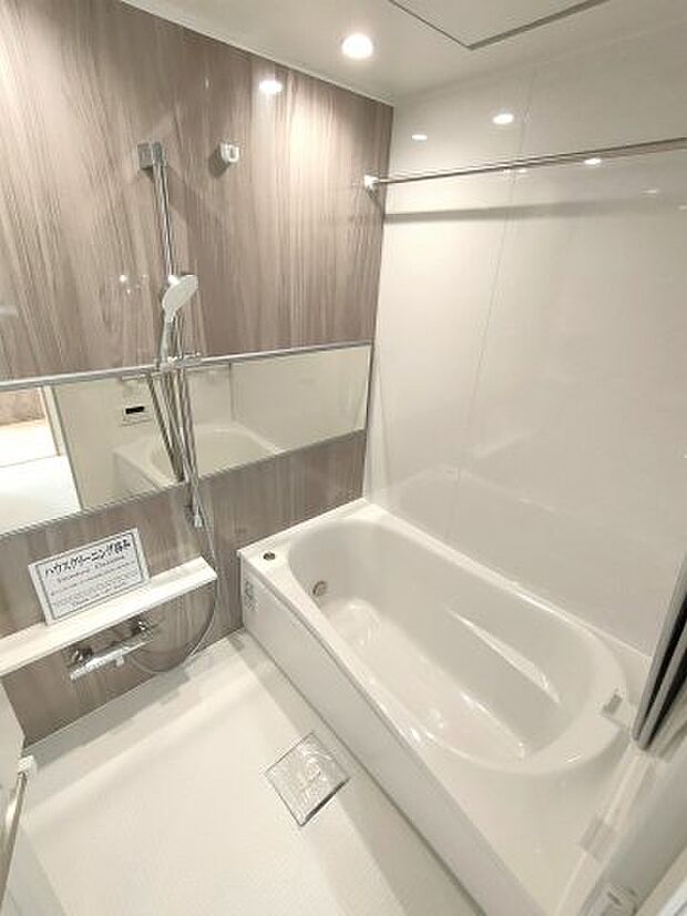 ・浴室　ゆったりとくつろげるバスルーム。追い焚き機能付きでいつでもすぐに温かいお風呂を楽しむことができます。