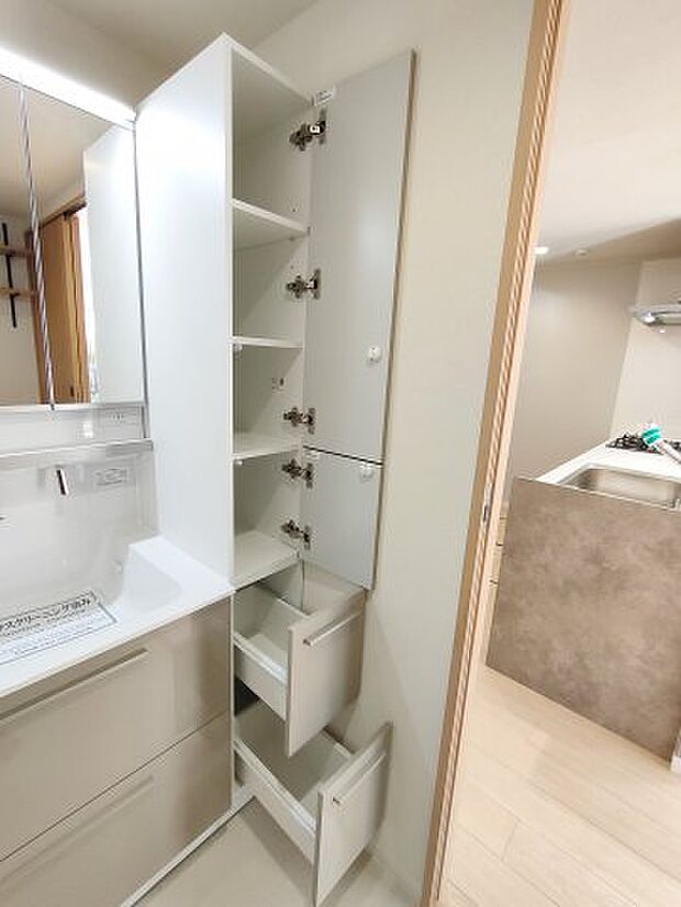 ・洗面室　収納　扉が付いていて細かい物も整理してしまえるので、雑然としがちな洗面台回りをすっきりと綺麗に保つことができます。