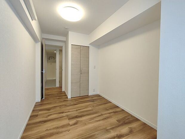 ・洋室約5.2帖　　家具に合わせて表情を変える、シンプルなルームデザインです。