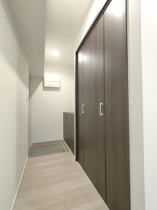 ・玄関　収納も備わり、暮らしやすい空間がデザインされています。