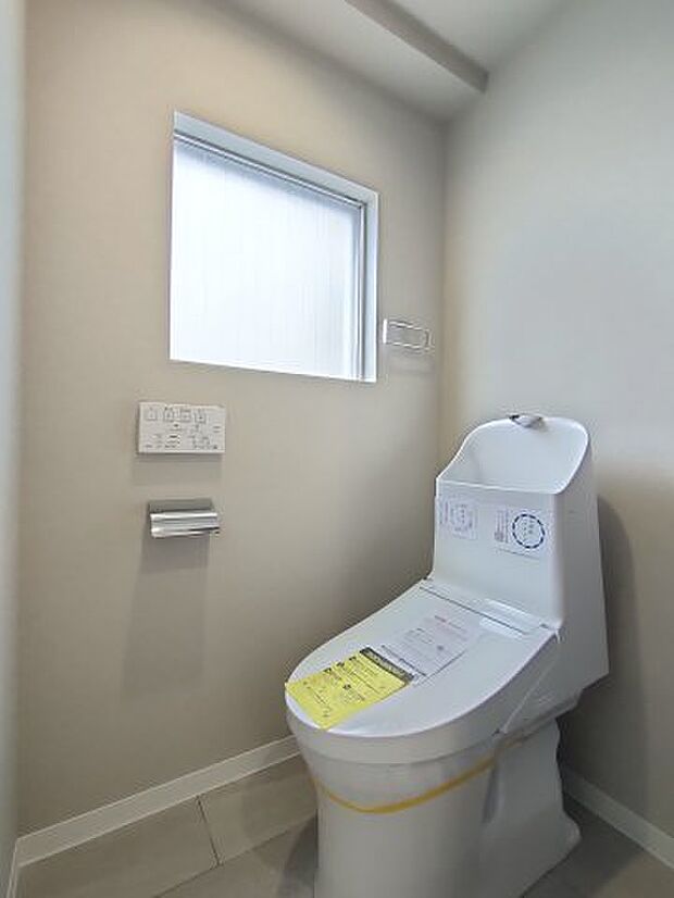 ・トイレ　トイレは今や健康管理の大切な空間です。清潔感を保った空間に使い易く調整可能な洗浄機能を標準装備。