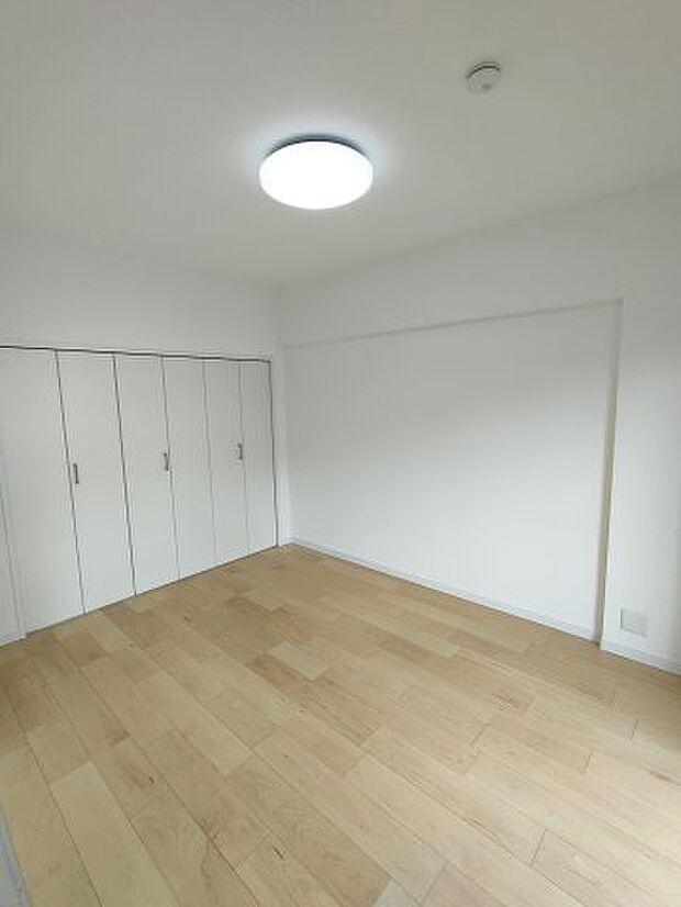 ・寝室　6.0帖　シンプルで何にでも合う白でまとめられた空間です。様々なスタイルに染められる余白があります。
