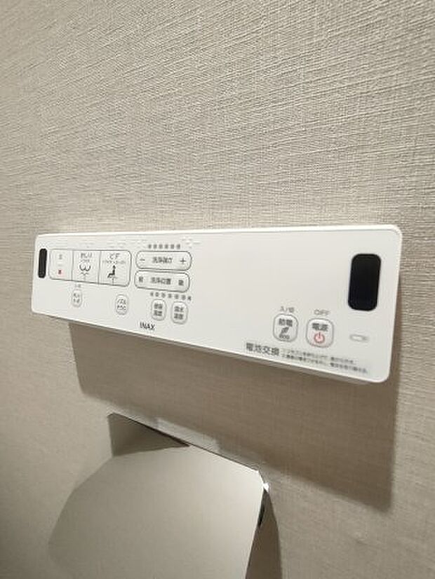 ・toilet　温水洗浄便座付きのトイレ。操作のしやすいリモコンタイプです。